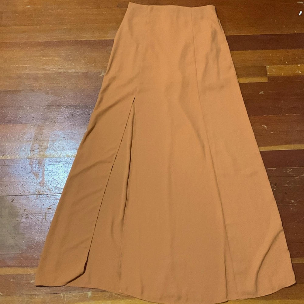 Very pretty size small, burnt orange forever 21 skirt. Shorter under skirt.
